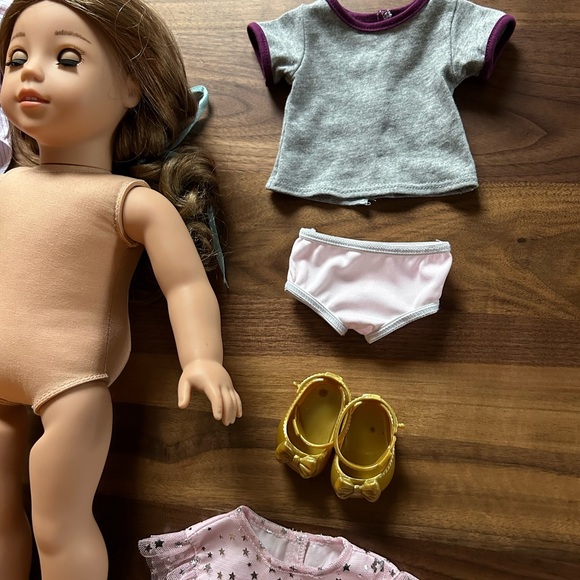 AMERICAN GIRL DOLL + OUTFITS & ACCESSORIES EUC - Picture 3 of 9